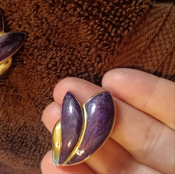 1980's Trifari Clip on Earrings - Picture 2 of 5